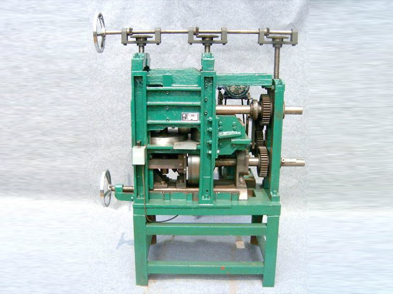 Pressmaschine mit Schutzabdeckung